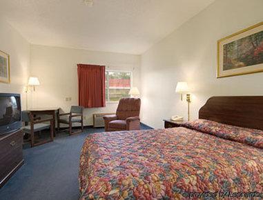 Super 8 By Wyndham Cresco Ia Hotel Room photo
